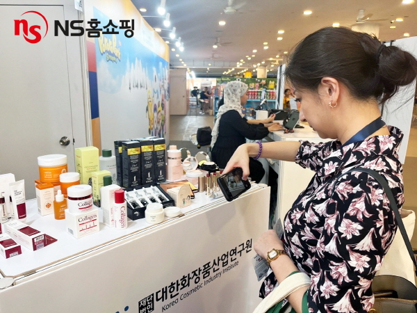 12일 싱가포르에서 열린 K-관광 로드쇼(코리아 트레블 페어 2023)의 대한화장품산업연구원 부스에 NS홈쇼핑 협력사 제품이 전시돼 있다. 