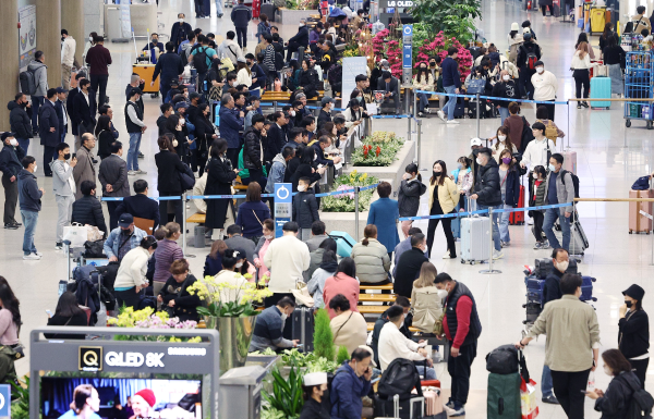 여행객들로 붐비는 인천공항<사진=연합>