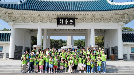 현대엔지니어링 임직원과 임직원 가족들이 20일 서울 동작구 국립서울현충원에서 묘역 정화 봉사활동을 한 후 기념촬영을 하고 있다. 