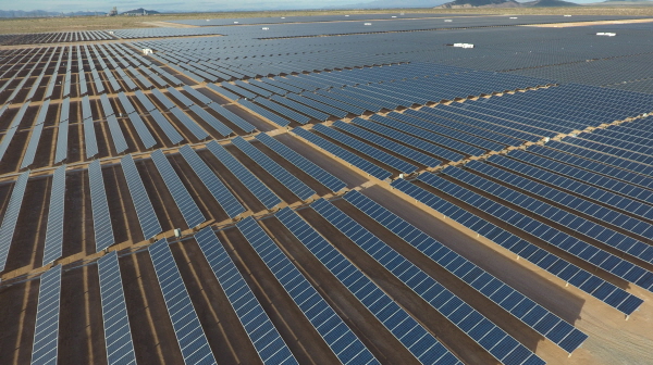 HD현대에너지솔루션은 최근 포르투갈 MCA와 22MW 규모의 태양광 모듈 공급 계약을 체결했다고 22일 밝혔다. 사진은 미국 애리조나주에 설치된 HD현대에너지솔루션의 고출력 태양광 모듈. 