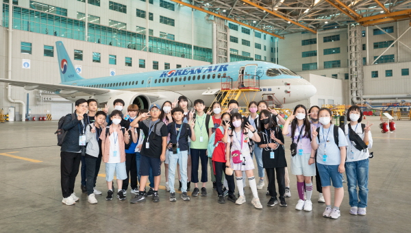 서울 방화초등학교 학생들이 23일 서울 강서구 대한항공 본사를 견학하며 기념 촬영하고 있다. <사진=대한항공>