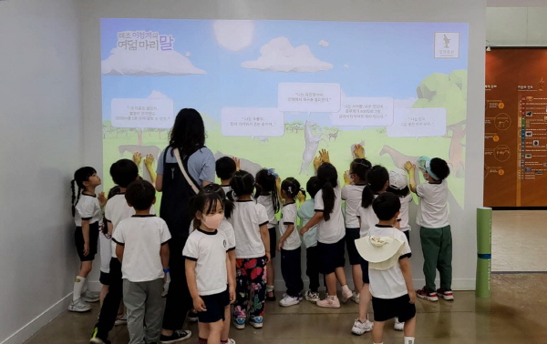 경기도 과천시 렛츠런파크 서울 말박물관에서 어린이 관람객들이 인터랙션 콘텐츠를 감상하고 있다. <사진=한국마사회>