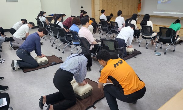 JT저축은행 임직원들이 경기 성남 분당소방서를 방문해 심폐소생술 교육을 진행하고 있다. <사진=JT저축은행>