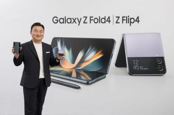 지난해 8월 10일 열린 '삼성 갤럭시 언팩 2022'에서 노태문 삼성전자 MX사업부장이 폴더블 스마트폰 '갤럭시Z플립4'와 '갤럭시Z폴드4'를 소개하고 있다. <사진=삼성전자>