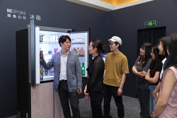 중국 베이징에서 개최한 '2023 중국 테크 세미나'에서 삼성전자 관계자가 2023년형 TV와 생활가전 제품들의 신기술을 소개하고 있다. <사진=삼성전자>