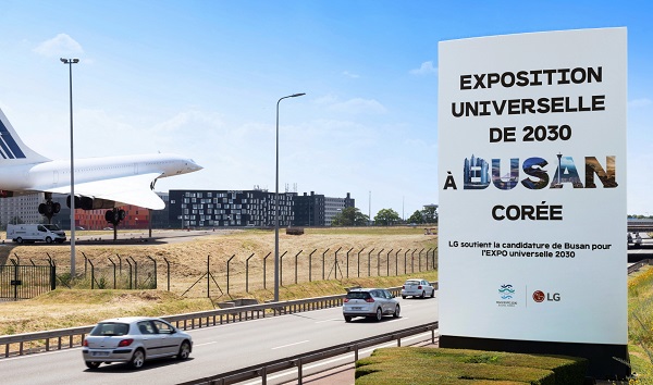 LG전자 프랑스 파리 샤를드골 국제공항 인근 대형 옥외광고판에 설치한 2030 부산세계박람회 유치 응원 광고 <사진=LG>