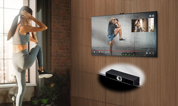 고객들이 LG TV 전용 카메라 'LG 스마트 캠'을 통해 홈트레이닝 코칭을 즐기고 있다. <사진=LG전자>