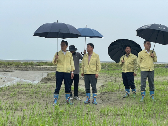 이병호 한국농어촌공사 사장(왼쪽 첫번째)이 호우 피해가 발생한 새만금 잼버리 현장을 방문해 긴급 점검을 하고 있다. 