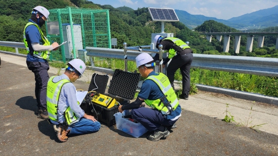 30일 한국농어촌공사 직원들이 전북 장수군 대곡저수지를 긴급 점검하고 있다. 