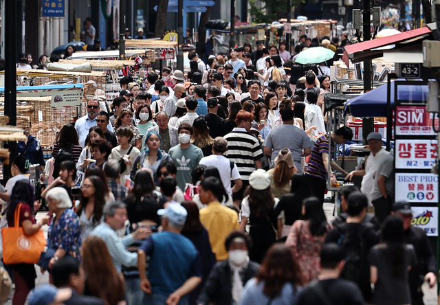 지난 6월 6일 오후 서울 명동거리가 관광객들로 북적이고 있다. <사진=연합뉴스>