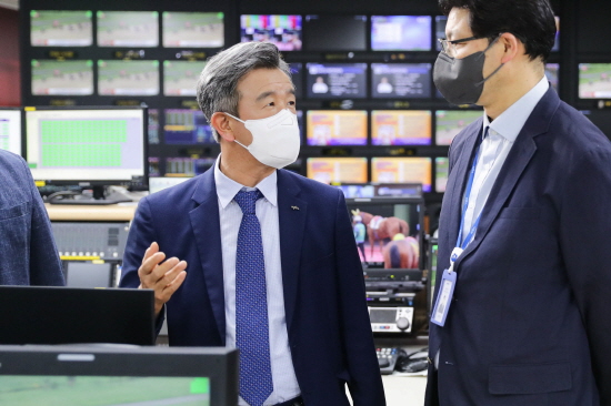 정기환 한국마사회장(왼쪽)이 한국경마 실황 국제방송센터를 점검하고 있다. 