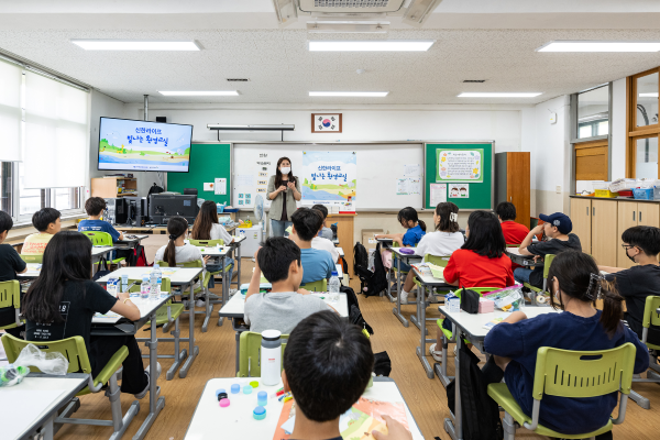 지난 상반기 서울시 서초구 소재 서일초등학교에서 ‘빛나는 환경교실’ 수업이 진행되는 모습<사진=신한라이프>