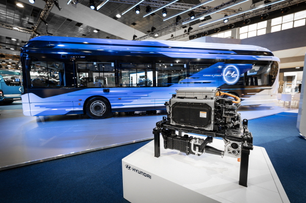6일(현지시각) 벨기에 브뤼셀에서 열린 ‘버스월드 2023’에서 공개된 수소전기 시내버스인 이-웨이(E-WAY) H2. [사진=현대자동차]
