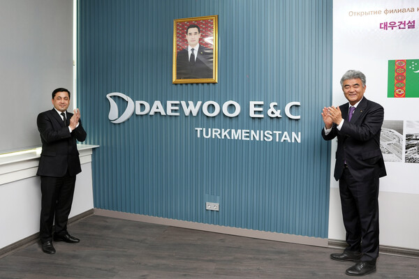 바이무랏 안나맘메도브 투르크메니스탄 부총리(왼쪽)와 정원주 대우건설 회장이 지난달 31일 투르크메니스탄 아슈하바트에서 열린 대우건설 투르크메니스탄 지사 현판식에서 기념촬영을 하고 있다. [사진=대우건설]