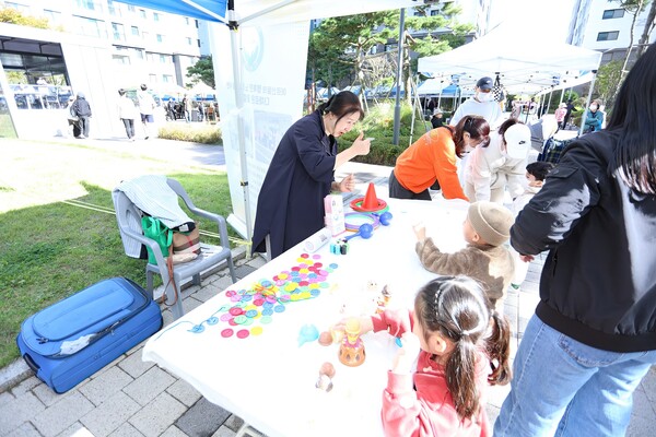 운서역 푸르지오 더 스카이 한마당 축제행사에 참여한 어린이들 [사진=대우건설]