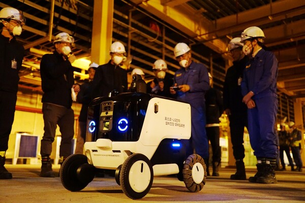 LG전자 AI 자율주행로봇이 전남 광ㅇ양시 금호동 포스코 광양제철소 4열연공장 지하전기실에서 무인 시설관리 임무를 수행하고 있다. [사진=LG전자]