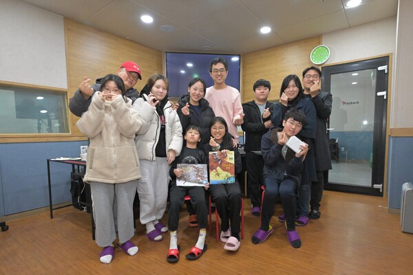 한화 임직원 가족들이 19일 서울 영등포구 플레이백 스튜디오에서 목소리 재능 기부 봉사활동을 하고 기념촬영을 하고 있다. [사진=한화]