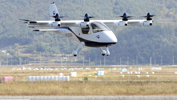 3일 전남 고흥군 K-UAM(도심항공교통) 실증단지에서 미래형 항공기 ‘오파브’가 비행하고 있다. [사진=연합]