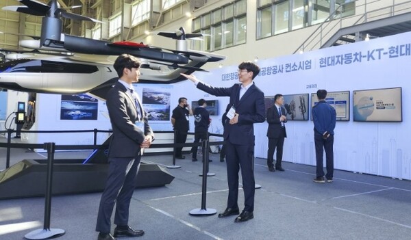 KT 관계자가 3일 전남 고흥에서 열린 2023년 UAM 비행시연 행사에서 관람객에게 KT UAM 교통시스템에 대해 설명하고 있다. [사진=KT]
