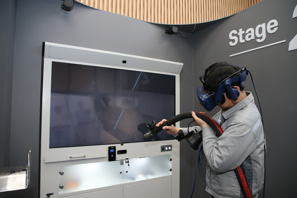 경남 거제시 한화오션 거제사업장 VR도장교육센터에서 리얼 블라스트(RealBLAST)를 통해 VR 블라스팅 직무훈련이 진행되고 있다. [사진=한화오션]