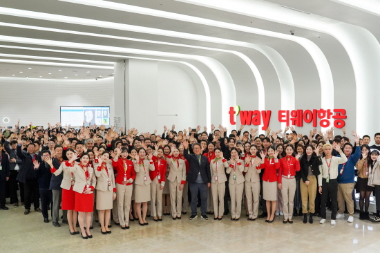 2일 서울시 강서구 티웨이항공 항공훈련센터에서 열린 티웨이항공 2024년 시무식에서 임직원들이 기념촬영을 하고 있다. [사진=티웨이항공]