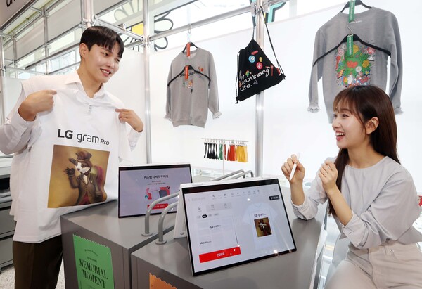  서울 영등포구 양평동에 위치한 LG전자 그라운드220 방문객이 LG 그램 프로로 만든 AI 이미지를 프린팅한 나만의 티셔츠를 만들고 있다.  [사진=LG전자]