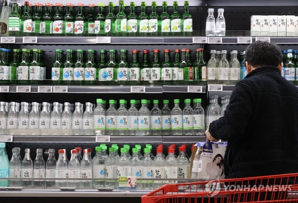 서울 한 대형마트 소주 매대에서 소비자가 제품을 살펴보고 있다. [사진=연합]
