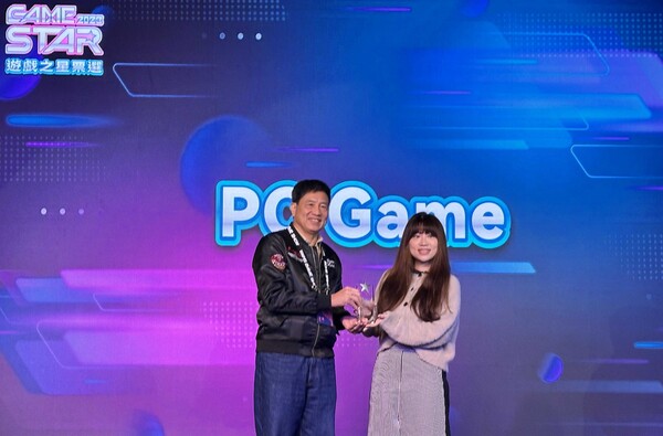 영혜 펄어비스 대만오피스 최고운영책임자(왼쪽)가 대만 ‘타이페이 게임쇼 2024(Taipei Game Show 2024) 게임 스타 어워드에서 우수상을 수상하고 있다. [사진=펄어비스]