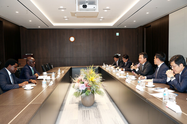 멜레 콜로 키야리(Mele Kolo Kyari) 나이지리아 국영석유공사(NNPC)의 총괄 CEO(왼쪽)와 백정완 대우건설 사장(오른쪽 가운데)이 29일 서울 을지로 대우건설 본사에서 가스 플랜트 사업을 논의하고 있다. [사진=대우건설]