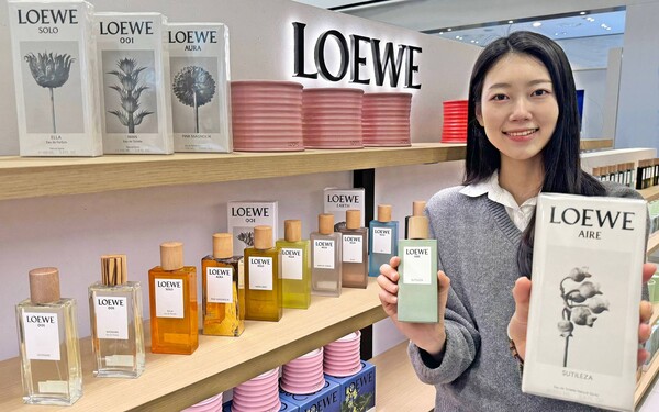갤러리아백화점 관계자가 스페인 명품 브랜드 로에베(LOEWE)의 향수를 소개하고 있다. [사진=갤러리아백화점]