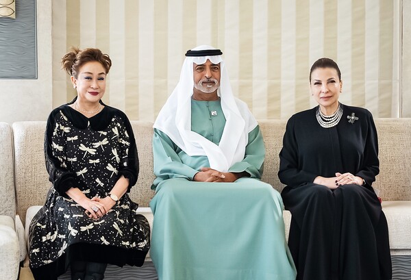 (왼쪽부터)이미경 CJ ENM 부회장, 셰이크 나얀 빈 무바라크 알 나얀 UAE 관용공존부 장관, 후다 알카미스 카누 아부다비음악예술재단 이사장이 기념 촬영을 하고 있다.  [사진=CJ ENM]