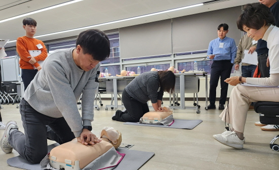 14일 서울 종로구 LX판토스 본사에서 임직원들이 심폐소생술 실습 교육을 받고 있다. [사진=LX판토스]