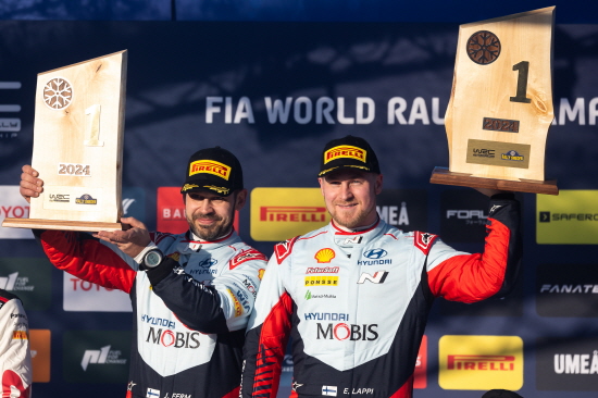 2024 WRC 스웨덴 랠리에서 우승한 현대 월드랠리팀 에사페카 라피(오른쪽)와 코드라이버 얀 펌이 트로피를 들고 기념촬영을 하고 있다. [사진=현대자동차]