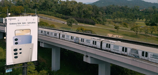 '갤럭시S24'와 '갤럭시 AI' 이미지로 랩핑된 말레이시아 쿠알라룸푸르 지하철  [사진=삼성전자]