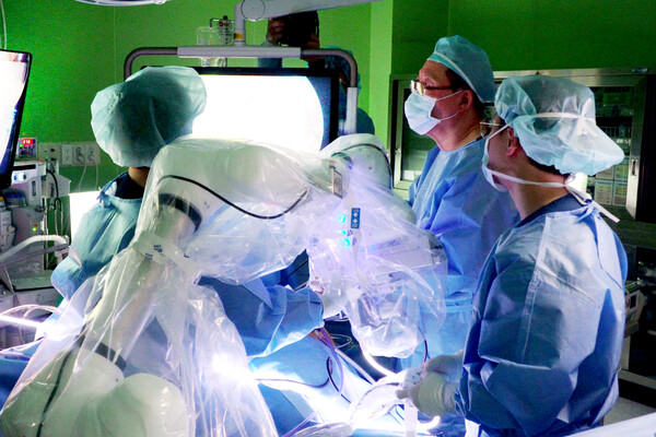 12일 대구 구병원에서 협동로봇을 활용한 복강경 수술보조 솔루션이 투입된 담낭 제거 수술이 진행되고 있다. [사진=두산로보틱스]