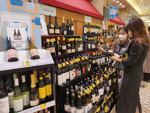 신세계백화점 관계자들이 강남점에서 와인 상품을 살펴보고 있다. [사진=신세계백화점]