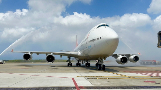 아시아나항공 B747 여객기가 25일 타이베이 타오위안 국제공항에 도착해 마지막 운항 기념 물대포 환영(Water Salute)을 받고 있다. [사진=아시아나항공]