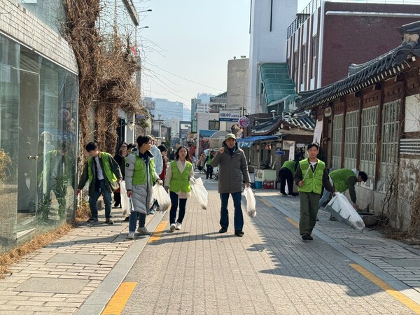 13일 현대엔지니어링 임직원들과 배우 김석훈 씨가 서울 종로구 계동 일대에서 쓰레기 줍기 봉사활동을 하고 있다. [사진=현대엔지니어링]