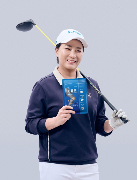 한독 '케토톱' 신규 모델로 발탁된 한국 골프의 전설 박세리 감독이 제품을 들고 사진촬영을 하고 있다. [사진=한독]