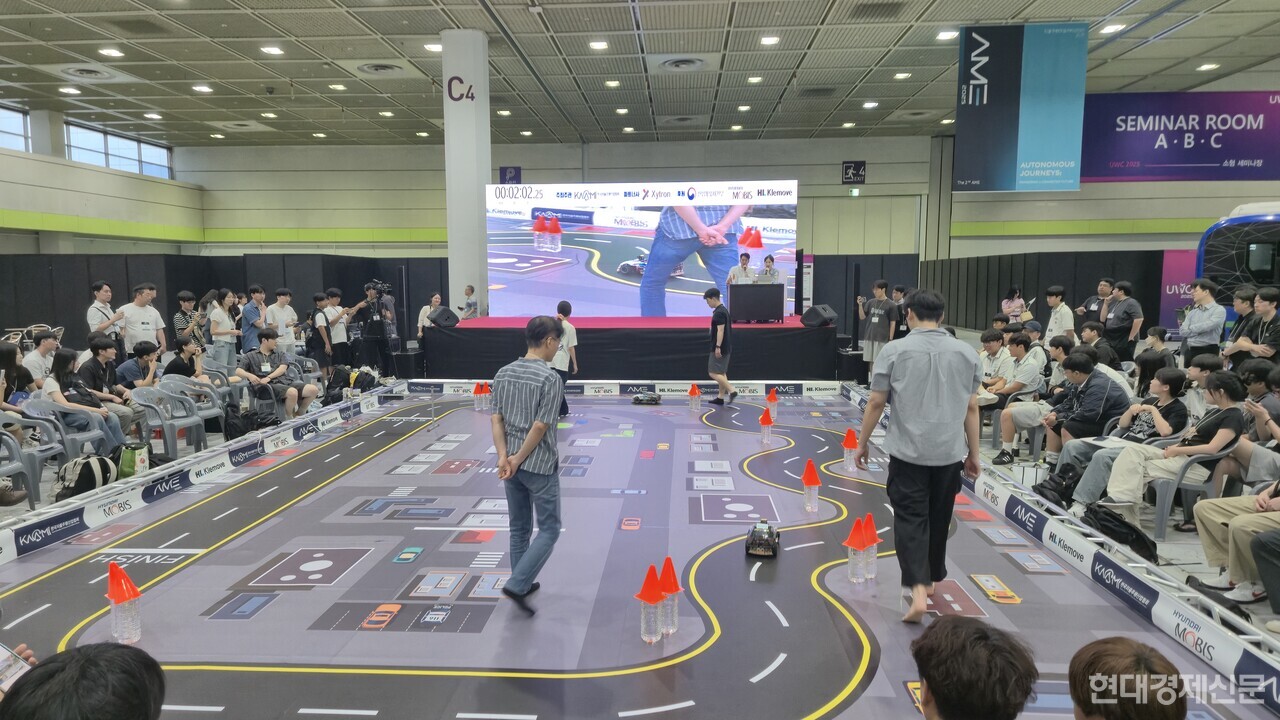 ‘2025 자율주행 해커톤’. 전국 각지에서 모인 대학교 등 13개팀이 직접 개발한 미니 자율주행차로 레이스를 펼치고 있다.&nbsp;대상 수상팀에게는 산업통상자원부 장관상이 수여된다. [사진=민성준 기자]