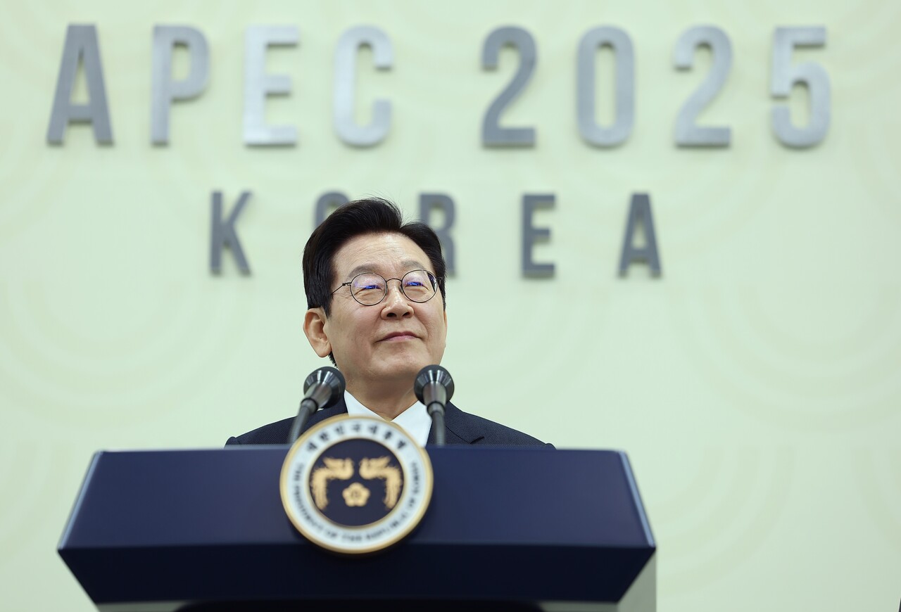 이재명 대통령이 1일 경주화백컨벤션센터(HICO)에서 2025 아시아태평양경제협력체(APEC) 정상회의 기자회견을 하고 있다. ⓒ연합뉴스