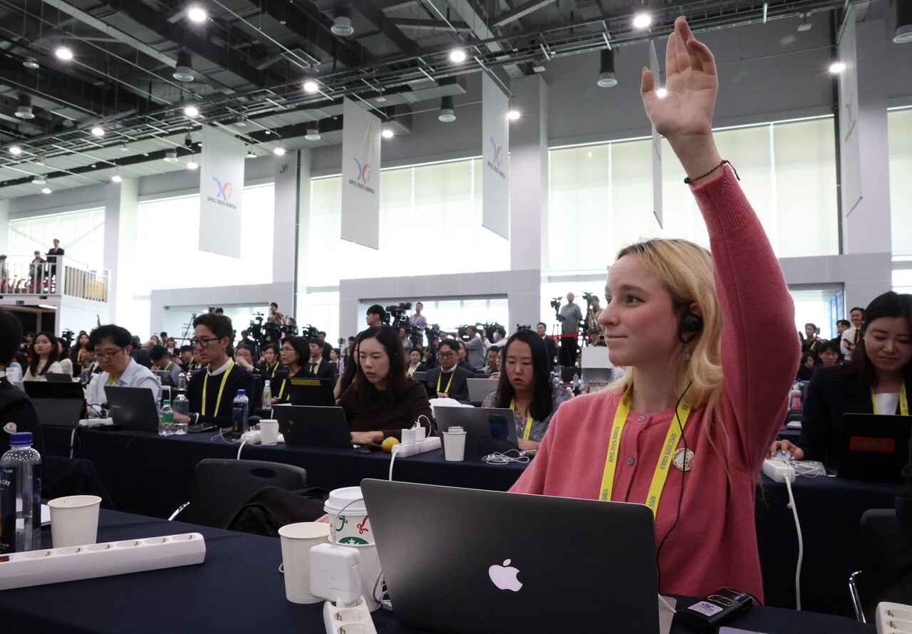 1일 경북 경주 국제미디어센터에서 한 외신기자가 이재명 대통령의 APEC 정상회의 기자회견 중 질문하기 위해 손을 들고 있다. ⓒ연합뉴스