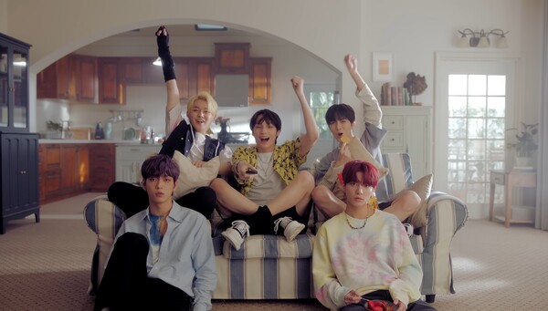 TXT '세계가 불타버린 밤, 우린' 뮤직비디오. 사진= 유튜브 캡처