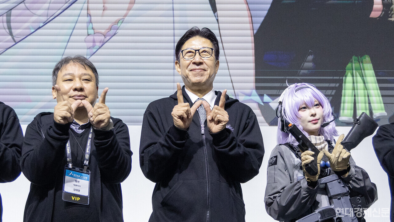 박형준 부산광역시장(중)이 김태영 웹젠 대표(좌)와 기념촬영 하고 있다. =박명섭 기자