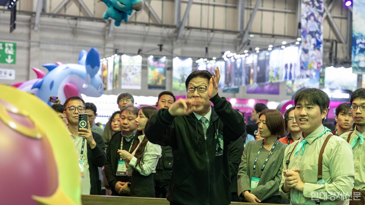 박형준 부산광역시장이 '지스타(G-STAR) 2025' 크래프톤 부스에서 이벤트 체험을 하고 있다. =박명섭 기자