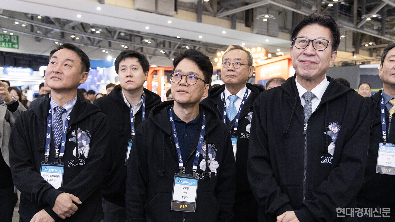 박형준 부산광역시장(우)이 김병규 넷마블 대표(중), 조영기 지스타 조직위원장(좌)과 넷마블 전시 부스를 둘러보고 있다. =박명섭 기자