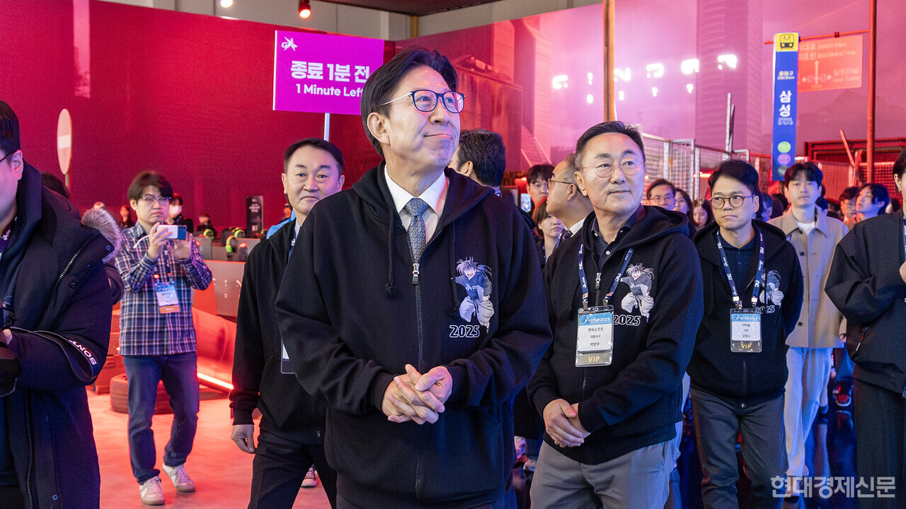 박형준 부산광역시장(중)이 박병무 엔씨소프트 대표(우)와 전시 부스를 둘러보고 있다. =박명섭 기자