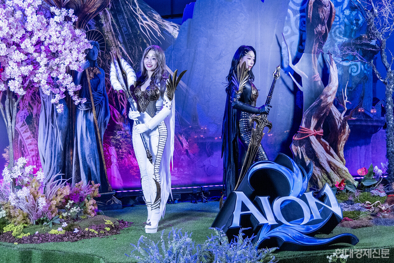 지난 14일 지스타2025 엔씨소프트 부스에서 신작 MMORPG '아이온2' 캐릭터 모델들이 포즈를 취하고 있다. =박명섬 기자