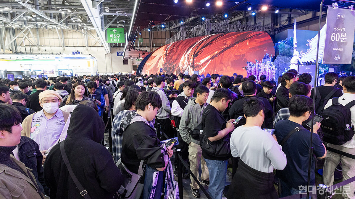 지스타2025 엔씨소프트 아이온2 시연 대기행렬. =박명섭 기자