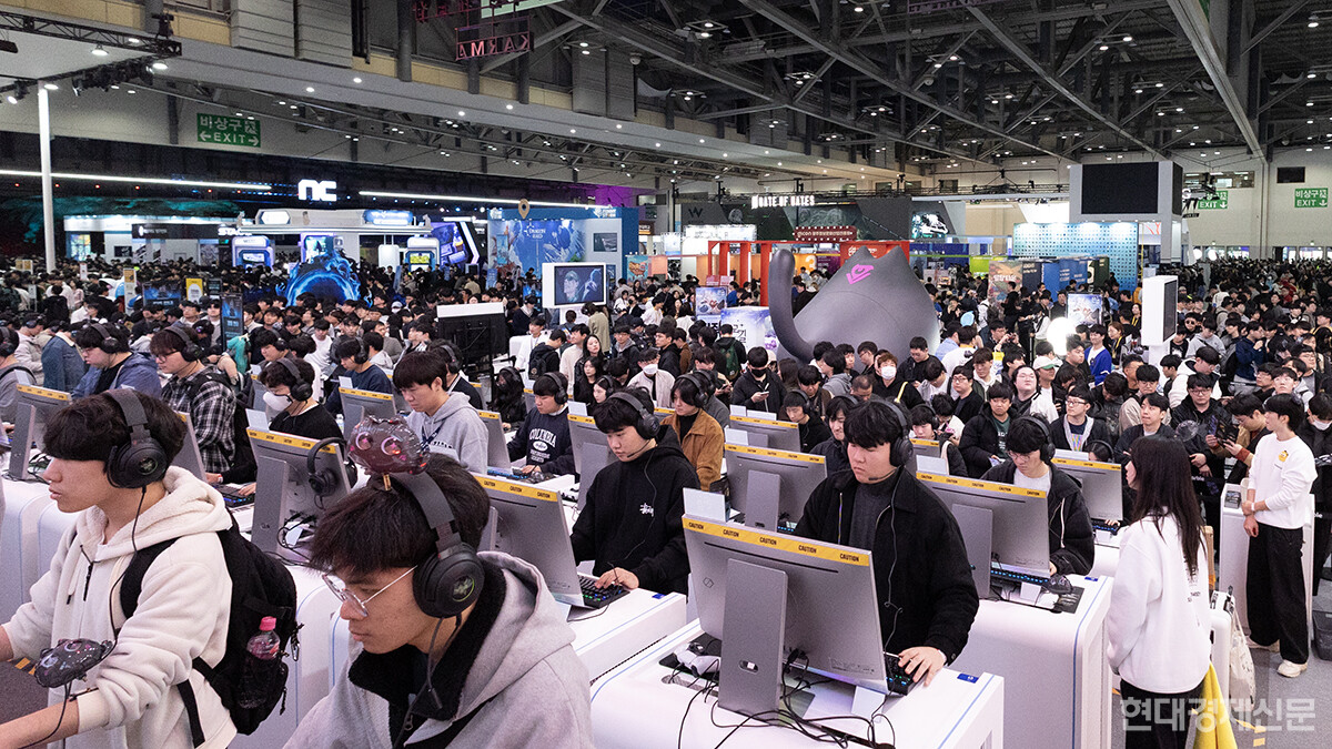 지스타2025 넷마블 체험부스에서 참관객들이 신작 게임을 시연하고 있다. =박명섭 기자